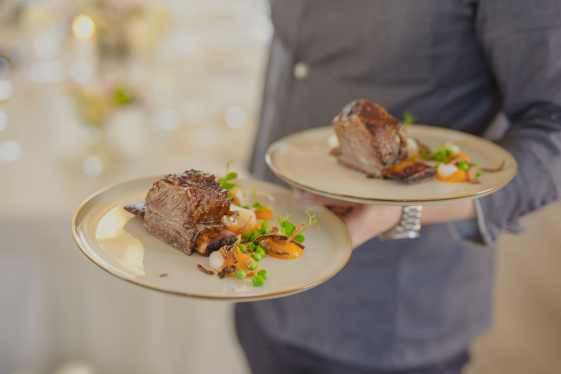 Catering Frau liegt in einer Hängematte und liest ein Buch