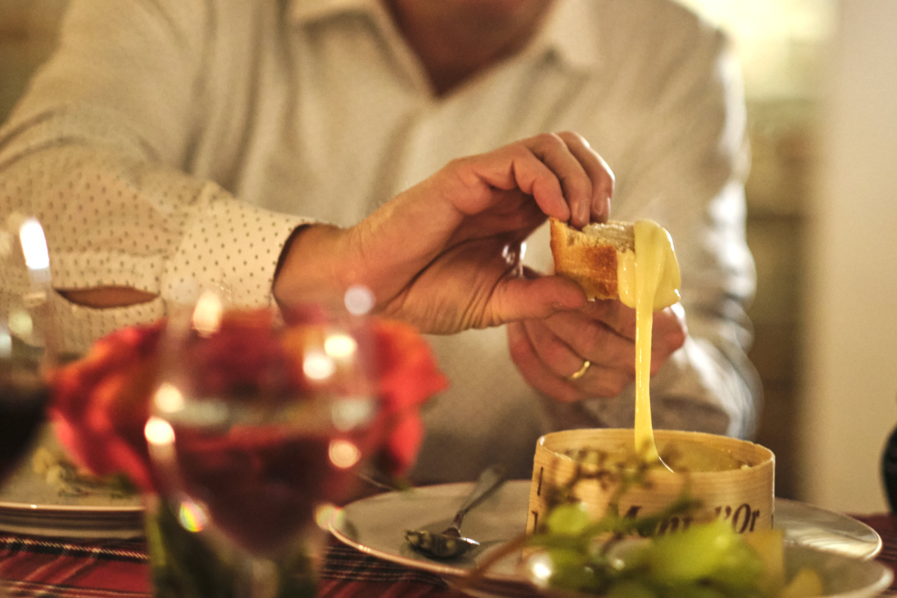 Frau liegt in einer Hängematte und liest ein Buch