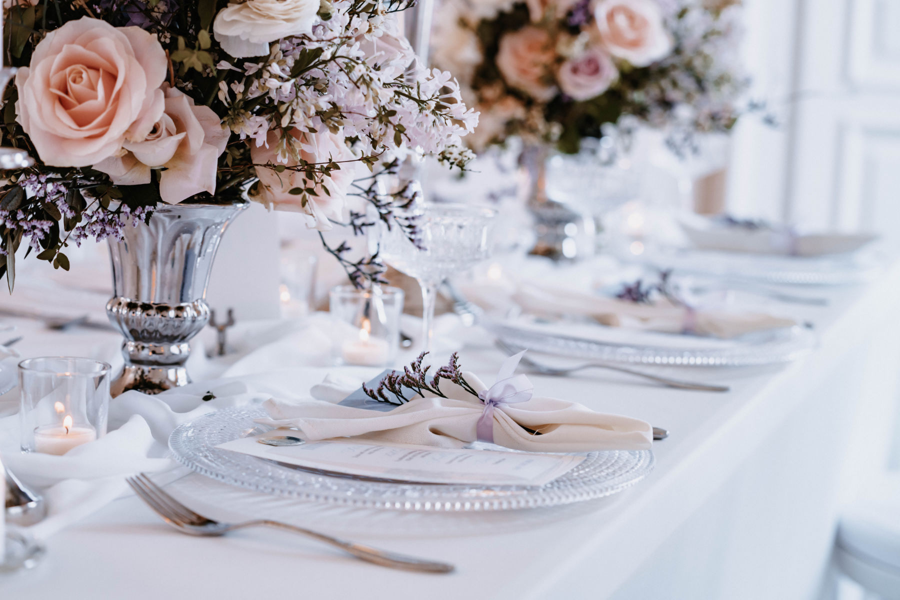 schloss-hertefeld-blumen-deko-bridgerton_©joleth.de Frau liegt in einer Hängematte und liest ein Buch