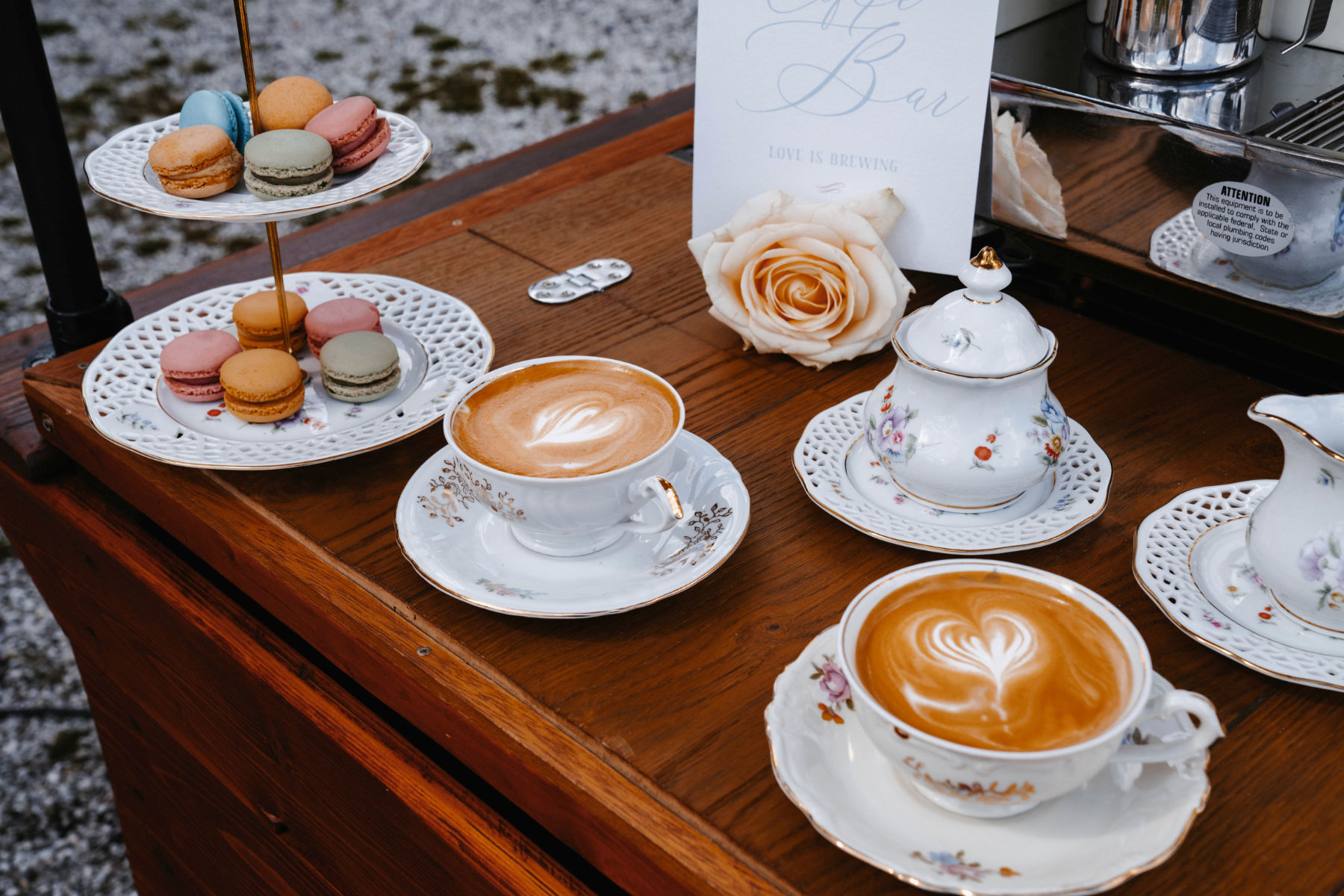 schloss-hertefeld-coffeebike-bridgerton02_©joleth.de Frau liegt in einer Hängematte und liest ein Buch