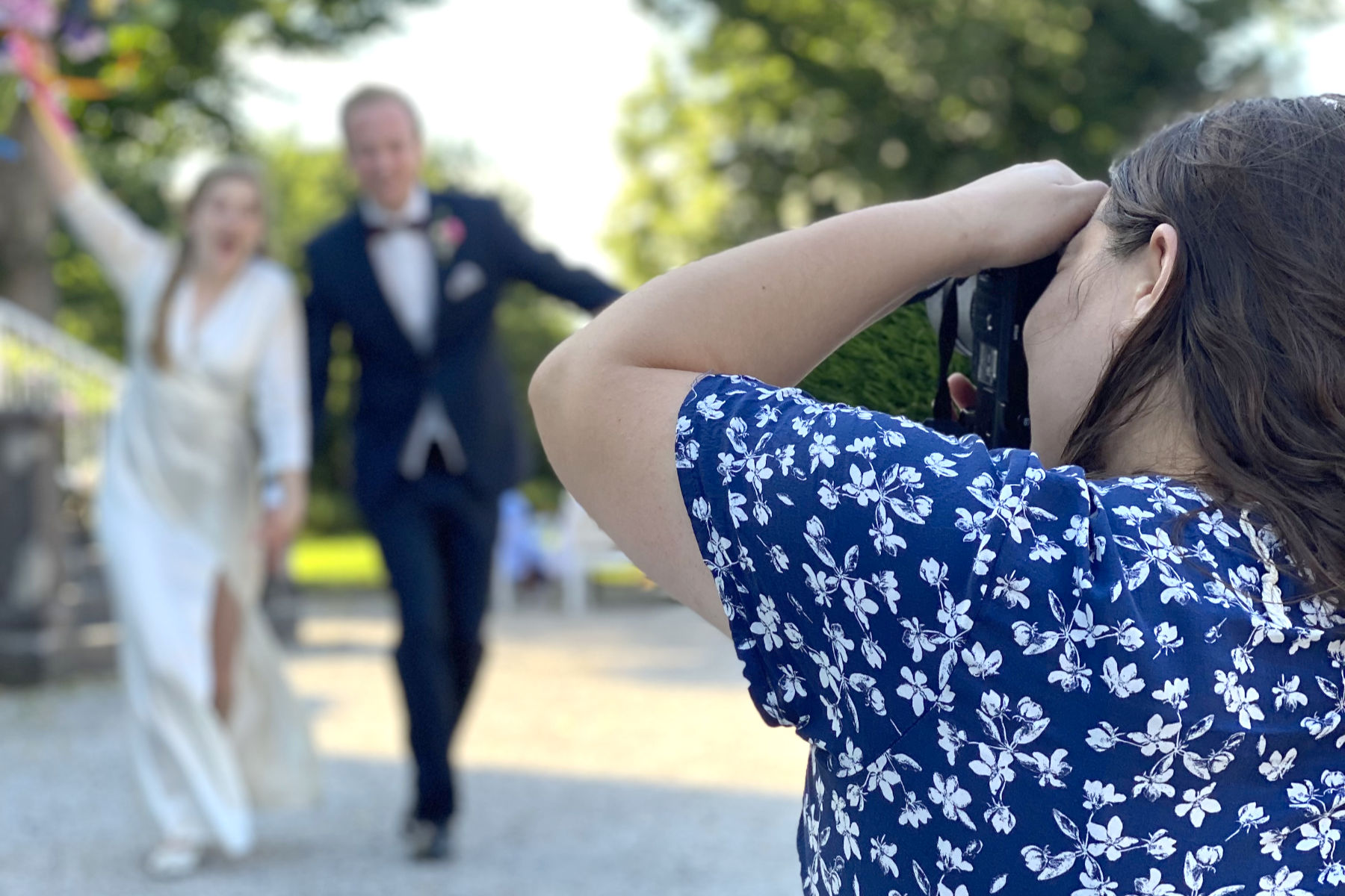 schloss-hertefeld-coupleshoot Frau liegt in einer Hängematte und liest ein Buch