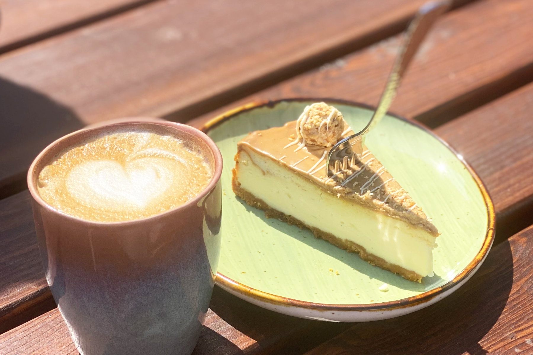 Frau liegt in einer Hängematte und liest ein Buch