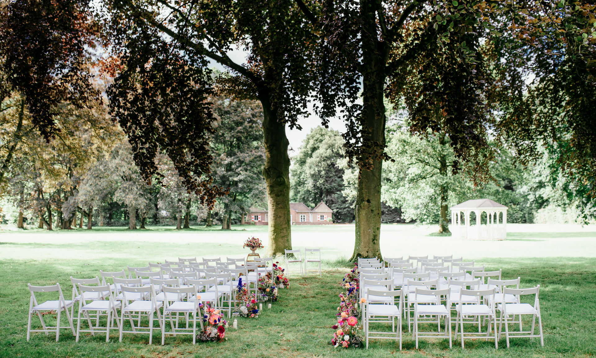Dinnersetting in Schwarz und Gold