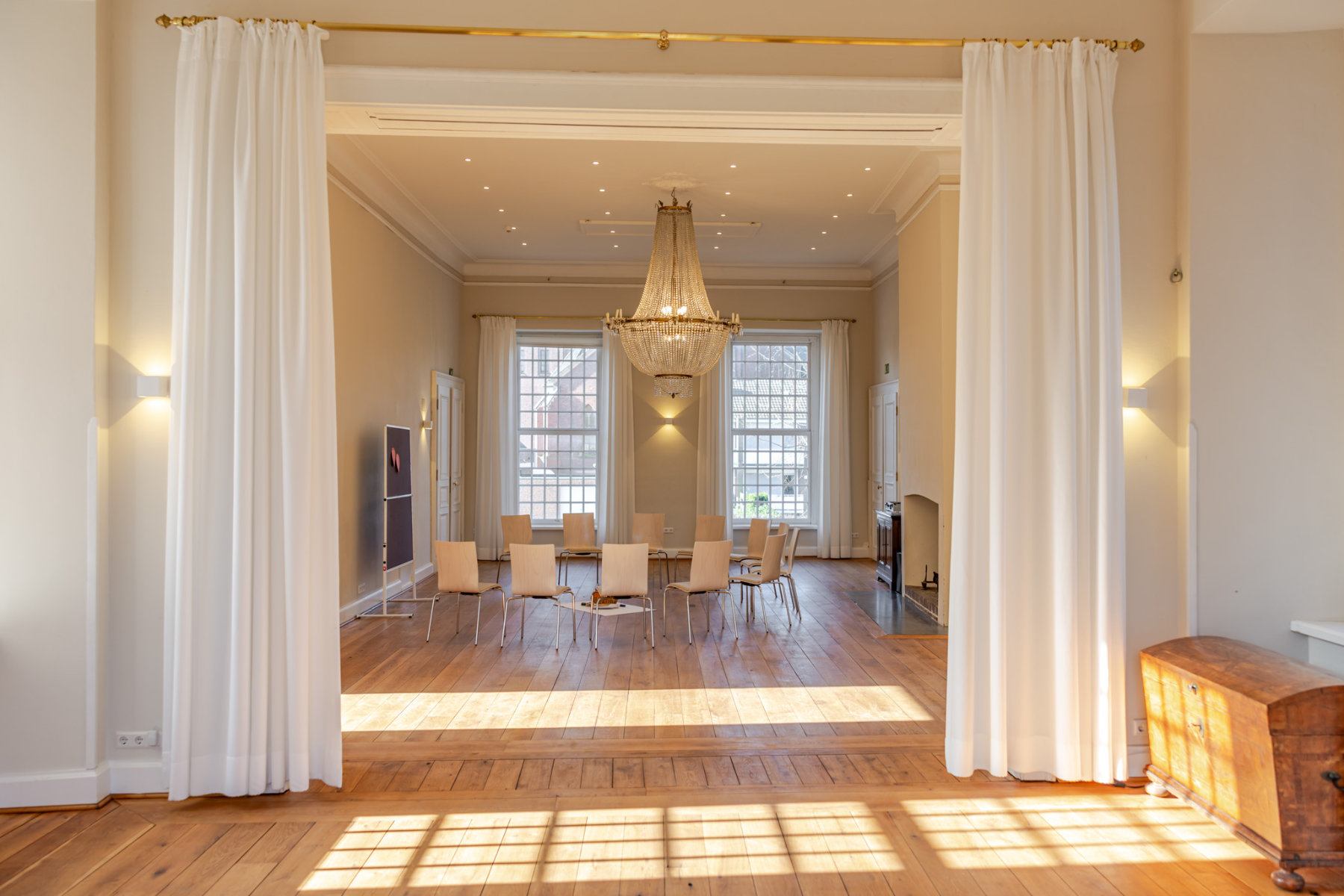 Frau liegt in einer Hängematte und liest ein Buch